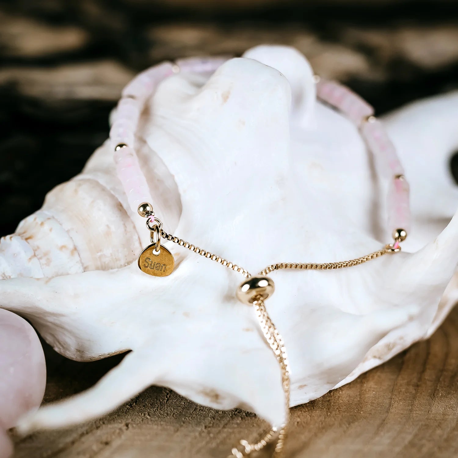 Szczegółowe zdjęcie bransoletki 'Księżniczka Serca' z różowego kwarcu i złotych kuleczek