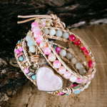 Bransoletka ujęcie z góry na różowy kwarc w kształcie serca i koraliki z kamienii